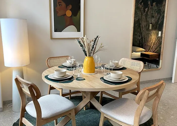 Apartment K - Bright 2 Bedroom - Families & Groups Welcome