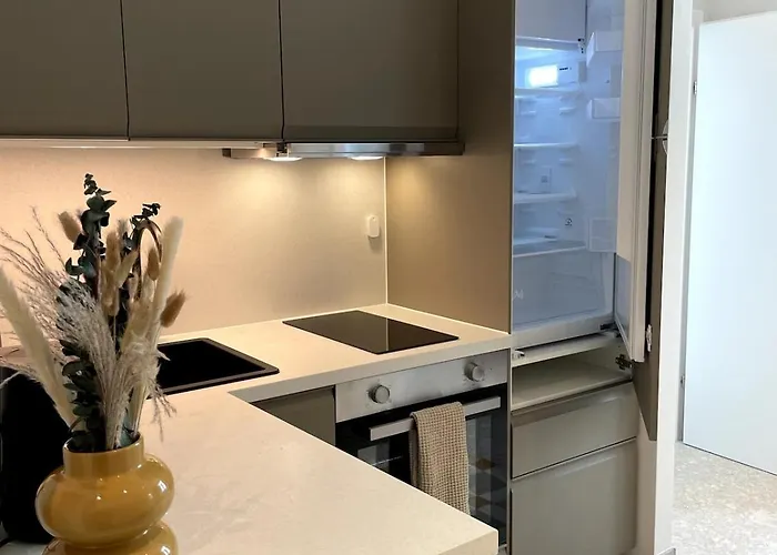 K - Bright 2 Bedroom - Families & Groups Welcome Apartment