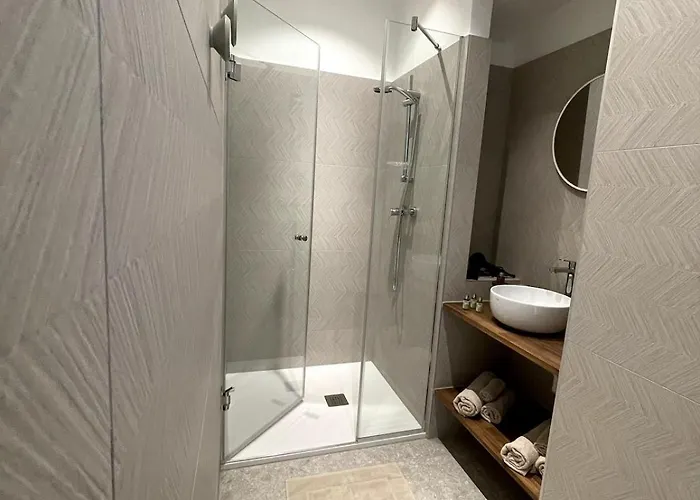 Apartment K - Bright 2 Bedroom - Families & Groups Welcome *