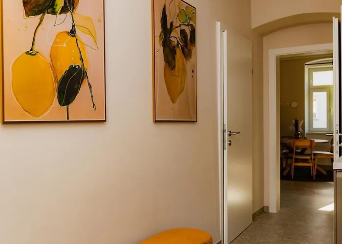 K - Bright 2 Bedroom - Families & Groups Welcome Apartment