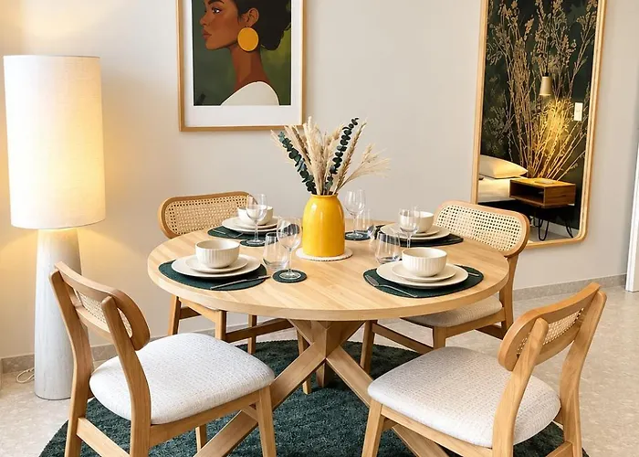Apartment K - Bright 2 Bedroom - Families & Groups Welcome