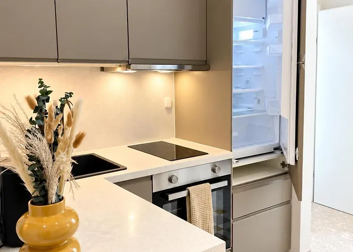 Apartment K - Bright 2 Bedroom - Families & Groups Welcome