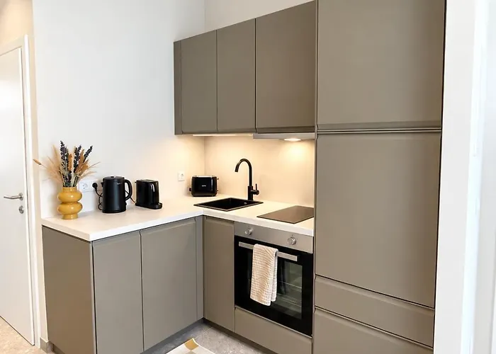 Apartment K - Bright 2 Bedroom - Families & Groups Welcome *